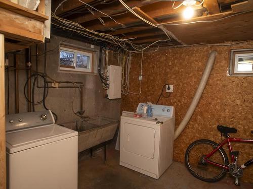 204 Briar Bay, Thunder Bay, ON - Indoor Photo Showing Laundry Room