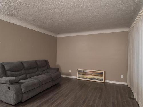 204 Briar Bay, Thunder Bay, ON - Indoor Photo Showing Living Room