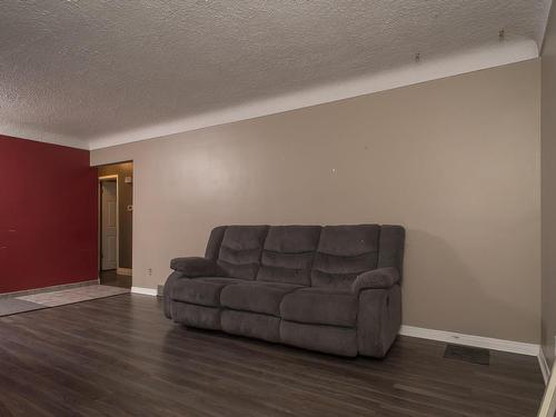 204 Briar Bay, Thunder Bay, ON - Indoor Photo Showing Living Room