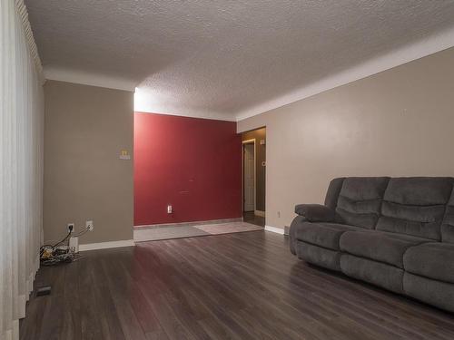 204 Briar Bay, Thunder Bay, ON - Indoor Photo Showing Other Room