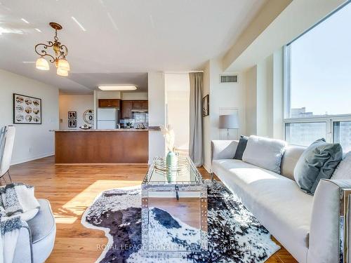 2510-18 Spring Garden Ave, Toronto, ON - Indoor Photo Showing Living Room