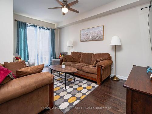 38-165 Hampshire Way, Milton, ON - Indoor Photo Showing Living Room