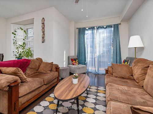 38-165 Hampshire Way, Milton, ON - Indoor Photo Showing Living Room