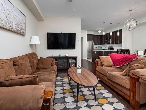 38-165 Hampshire Way, Milton, ON - Indoor Photo Showing Living Room