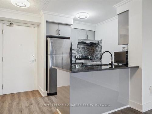 208-2391 Central Park Dr, Oakville, ON - Indoor Photo Showing Kitchen