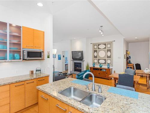 101-38 Front St, Nanaimo, BC - Indoor Photo Showing Kitchen With Double Sink