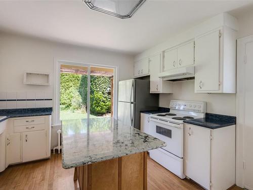 586 Gorge Rd West, Saanich, BC 