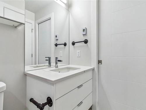 203-835 Dunsmuir Rd, Esquimalt, BC - Indoor Photo Showing Bathroom