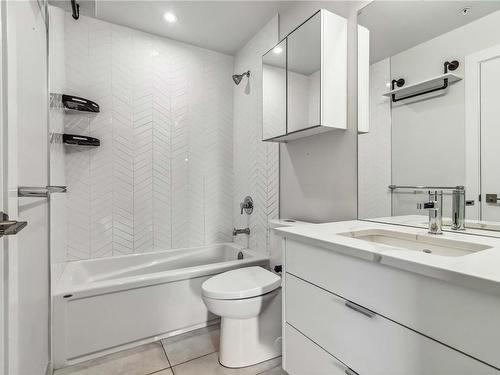 203-835 Dunsmuir Rd, Esquimalt, BC - Indoor Photo Showing Bathroom