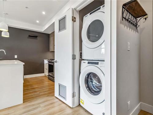 203-835 Dunsmuir Rd, Esquimalt, BC - Indoor Photo Showing Laundry Room