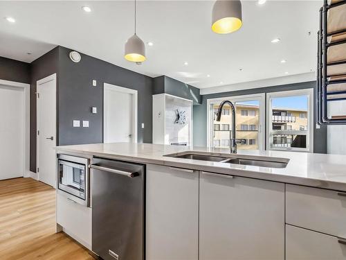 203-835 Dunsmuir Rd, Esquimalt, BC - Indoor Photo Showing Kitchen With Double Sink