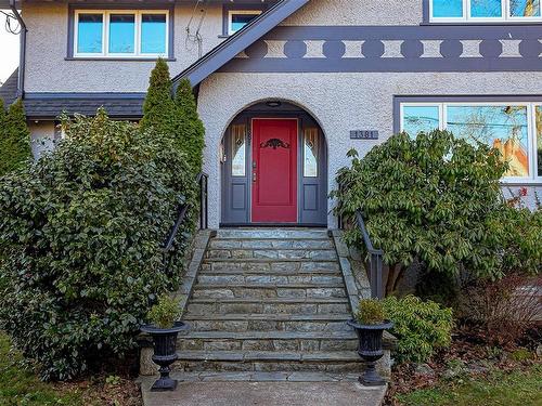 1381 Craigdarroch Rd, Victoria, BC 