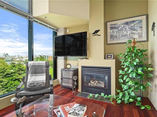 Ph1-21 Erie St, Victoria, BC - Indoor Photo Showing Living Room With Fireplace