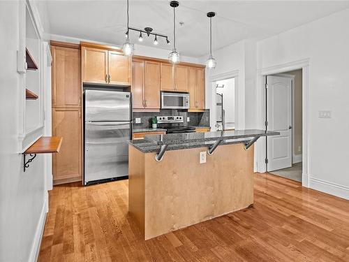 205-1602 Quadra St, Victoria, BC - Indoor Photo Showing Kitchen