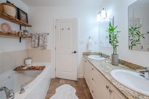 103-3301 Skaha Lake Road, Penticton, BC - Indoor Photo Showing Bathroom