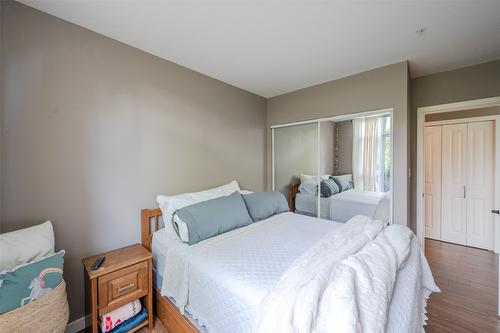 103-3301 Skaha Lake Road, Penticton, BC - Indoor Photo Showing Bedroom