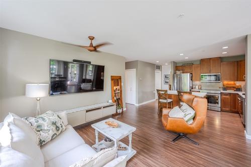 103-3301 Skaha Lake Road, Penticton, BC - Indoor Photo Showing Living Room