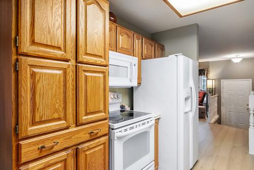 1097 Kelview Street, Kelowna, BC - Indoor Photo Showing Kitchen