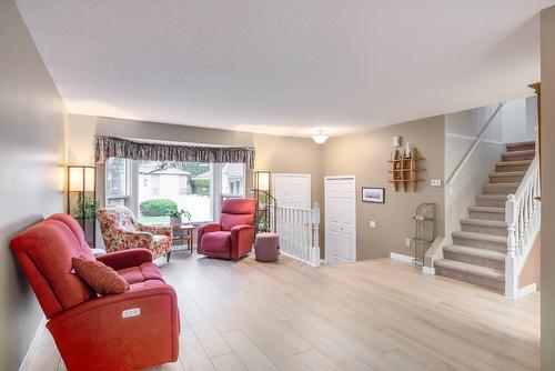 1097 Kelview Street, Kelowna, BC - Indoor Photo Showing Living Room