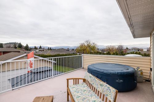 1097 Kelview Street, Kelowna, BC - Outdoor With Exterior