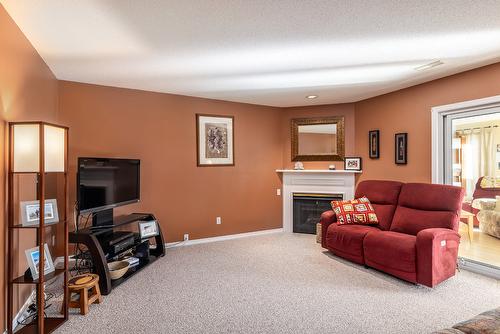 1097 Kelview Street, Kelowna, BC - Indoor Photo Showing Living Room With Fireplace