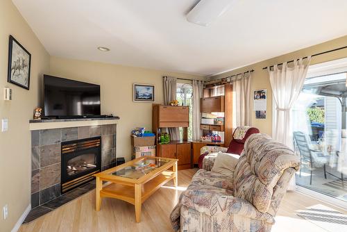 1097 Kelview Street, Kelowna, BC - Indoor Photo Showing Living Room With Fireplace