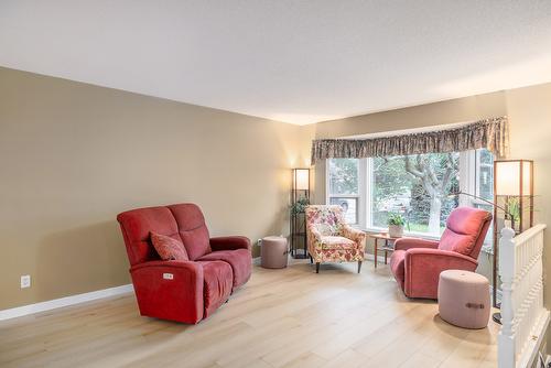 1097 Kelview Street, Kelowna, BC - Indoor Photo Showing Living Room