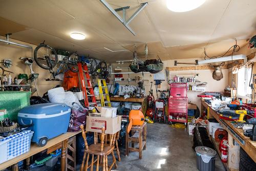 1097 Kelview Street, Kelowna, BC - Indoor Photo Showing Garage