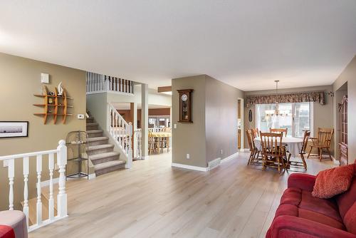 1097 Kelview Street, Kelowna, BC - Indoor Photo Showing Living Room