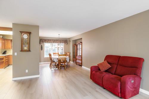 1097 Kelview Street, Kelowna, BC - Indoor Photo Showing Living Room