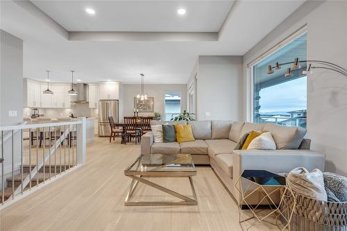 2818 Copper Ridge Drive, West Kelowna, BC - Indoor Photo Showing Living Room