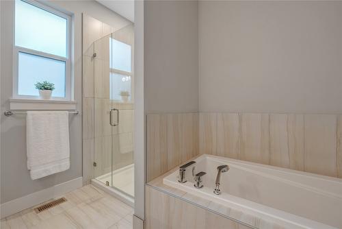 2818 Copper Ridge Drive, West Kelowna, BC - Indoor Photo Showing Bathroom