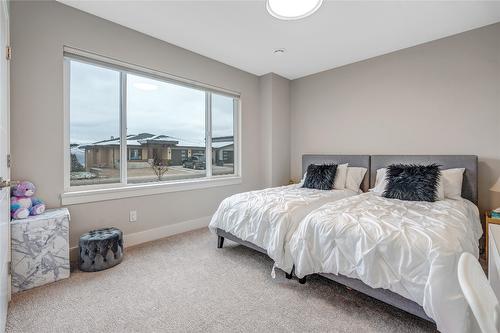 2818 Copper Ridge Drive, West Kelowna, BC - Indoor Photo Showing Bedroom