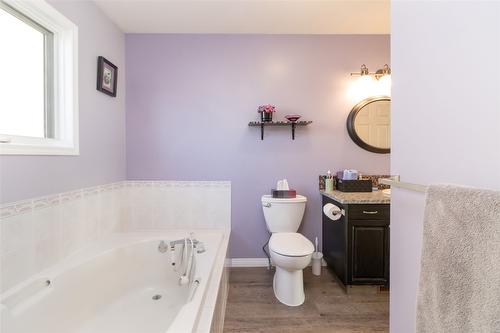 50-6400 Spencer Road, Kelowna, BC - Indoor Photo Showing Bathroom