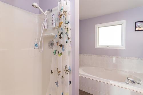 50-6400 Spencer Road, Kelowna, BC - Indoor Photo Showing Bathroom