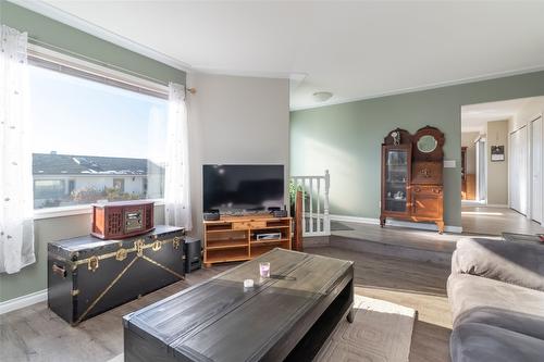 50-6400 Spencer Road, Kelowna, BC - Indoor Photo Showing Living Room