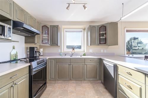 50-6400 Spencer Road, Kelowna, BC - Indoor Photo Showing Kitchen