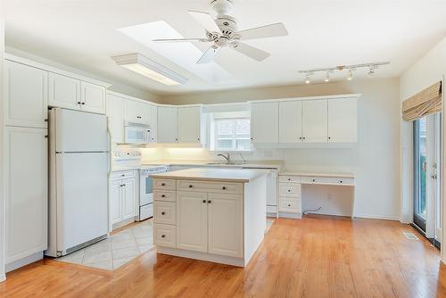 38-680 Valley Road, Kelowna, BC - Indoor Photo Showing Kitchen