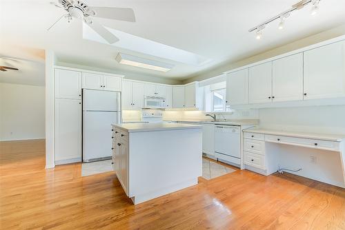 38-680 Valley Road, Kelowna, BC - Indoor Photo Showing Kitchen