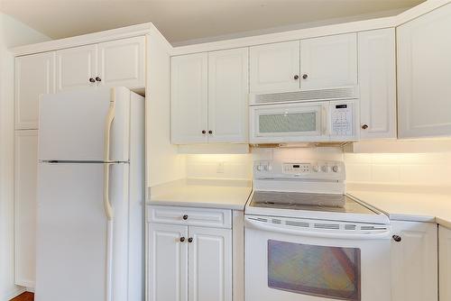 38-680 Valley Road, Kelowna, BC - Indoor Photo Showing Kitchen