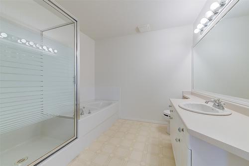 38-680 Valley Road, Kelowna, BC - Indoor Photo Showing Bathroom