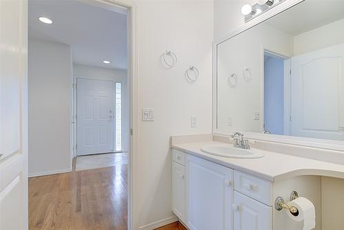 38-680 Valley Road, Kelowna, BC - Indoor Photo Showing Bathroom