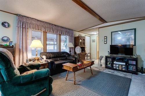 40-1750 Lenz Road, West Kelowna, BC - Indoor Photo Showing Living Room