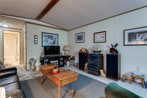 40-1750 Lenz Road, West Kelowna, BC - Indoor Photo Showing Living Room