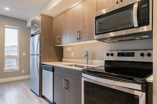 608-925 Leon Avenue, Kelowna, BC - Indoor Photo Showing Kitchen With Double Sink