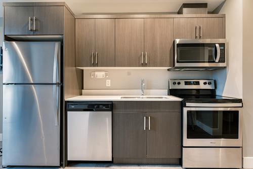 608-925 Leon Avenue, Kelowna, BC - Indoor Photo Showing Kitchen With Double Sink