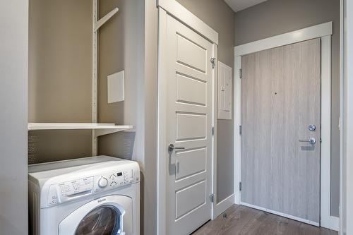 608-925 Leon Avenue, Kelowna, BC - Indoor Photo Showing Laundry Room