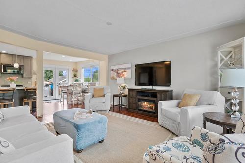 845 Richter Street, Kelowna, BC - Indoor Photo Showing Living Room