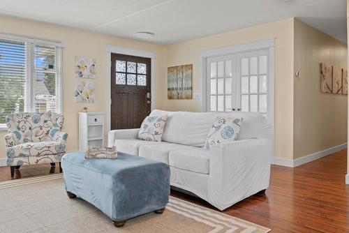 845 Richter Street, Kelowna, BC - Indoor Photo Showing Living Room