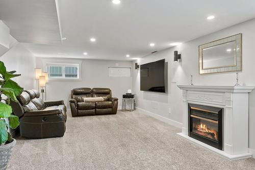 845 Richter Street, Kelowna, BC - Indoor With Fireplace